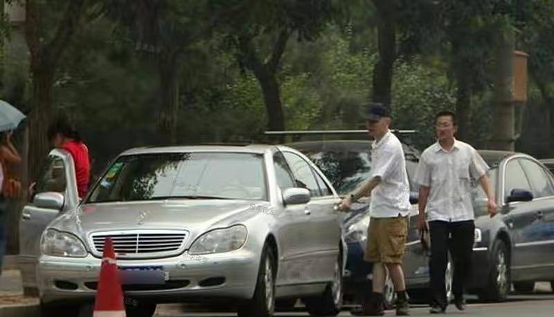 68岁葛优买80万越野车，与美女亲切合影，打扮年轻精神佳（组图） - 16