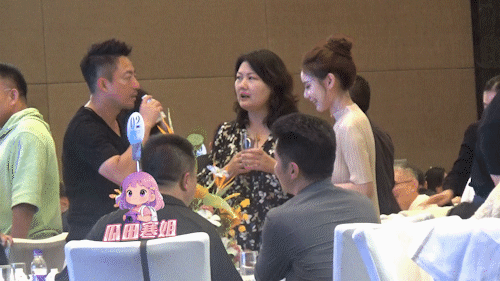 汪小菲三胎来了？马筱梅穿连衣裙小腹隆起，男方当面抽烟没躲避（组图） - 5