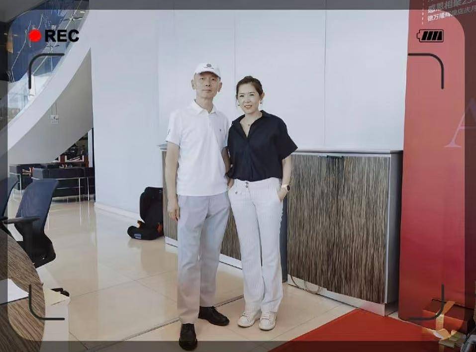 68岁葛优买80万越野车，与美女亲切合影，打扮年轻精神佳（组图） - 12