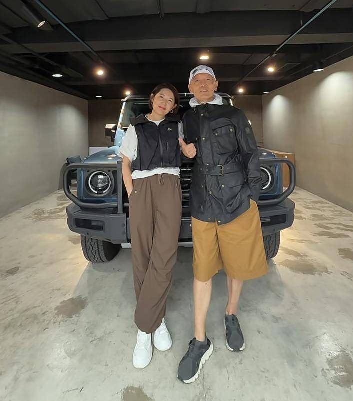 68岁葛优买80万越野车，与美女亲切合影，打扮年轻精神佳（组图） - 4