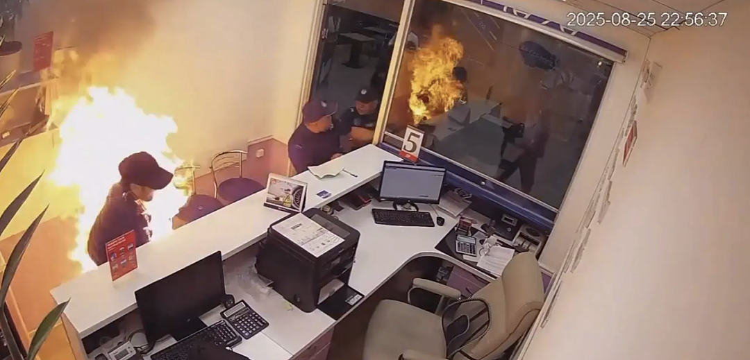 监控视频曝光！男子机场泼油自焚，下秒烧成“火人”嘶吼狂奔，乘客吓坏（视频/组图） - 1