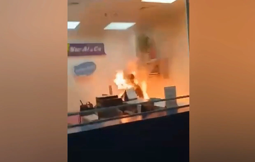 监控视频曝光！男子机场泼油自焚，下秒烧成“火人”嘶吼狂奔，乘客吓坏（视频/组图） - 4