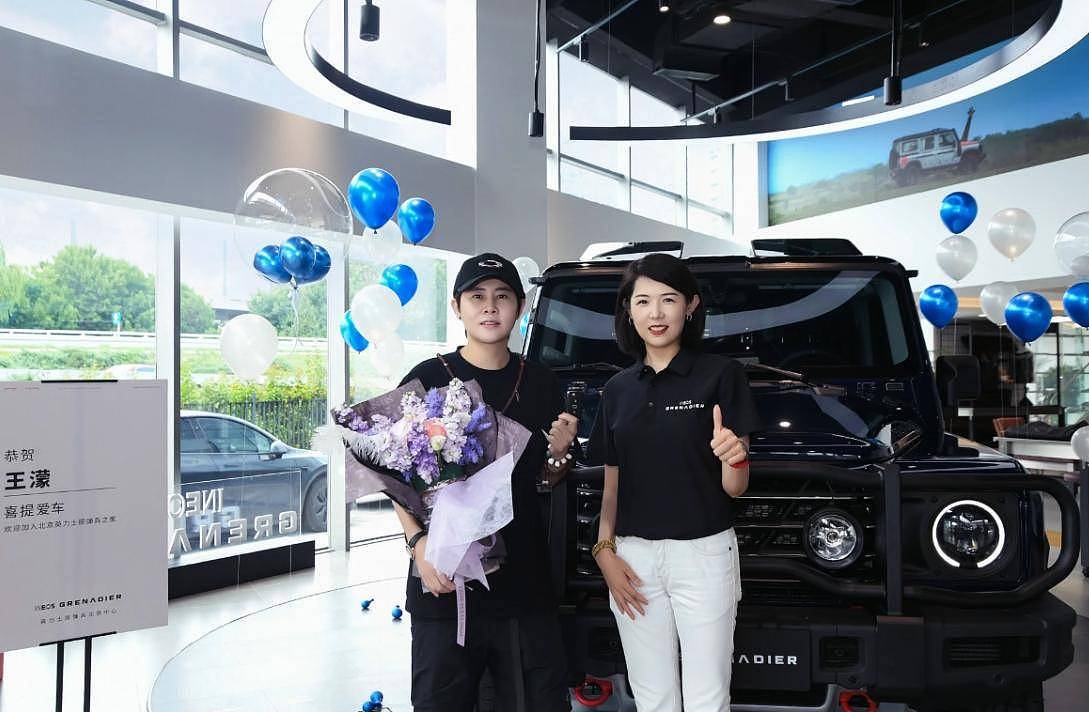68岁葛优买80万越野车，与美女亲切合影，打扮年轻精神佳（组图） - 6