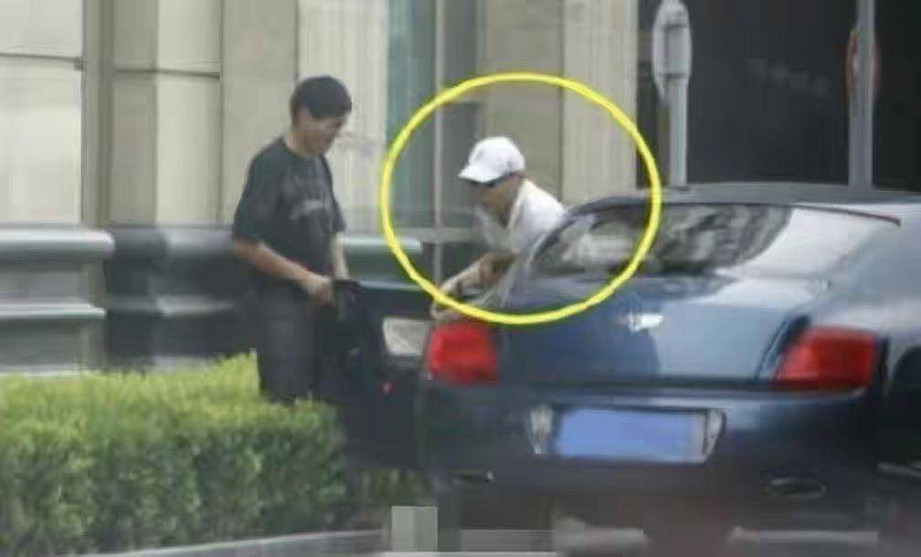 68岁葛优买80万越野车，与美女亲切合影，打扮年轻精神佳（组图） - 17