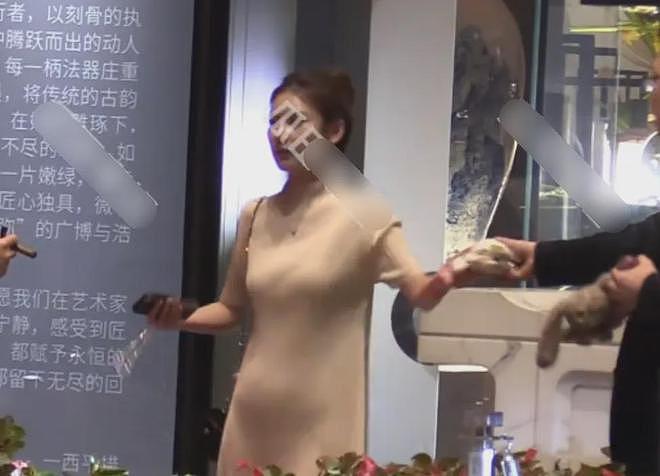 汪小菲三胎来了？马筱梅穿连衣裙小腹隆起，男方当面抽烟没躲避（组图） - 2