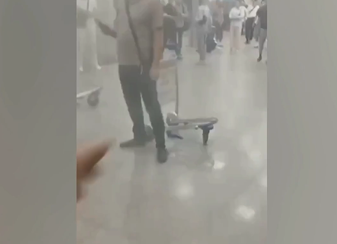 监控视频曝光！男子机场泼油自焚，下秒烧成“火人”嘶吼狂奔，乘客吓坏（视频/组图） - 5
