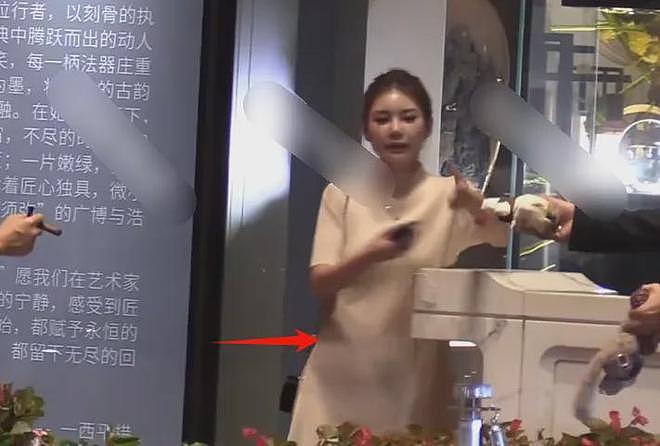 汪小菲三胎来了？马筱梅穿连衣裙小腹隆起，男方当面抽烟没躲避（组图） - 3