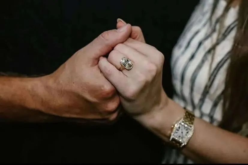 35岁富婆霉霉要嫁了!送百万钻戒男方大起底,还不及她身家零头?(组图) - 1