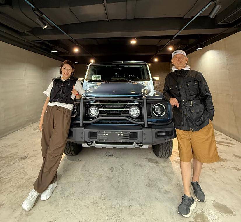 68岁葛优买80万越野车，与美女亲切合影，打扮年轻精神佳（组图） - 3