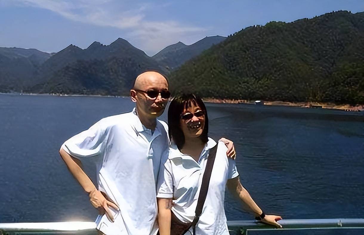 68岁葛优买80万越野车，与美女亲切合影，打扮年轻精神佳（组图） - 19