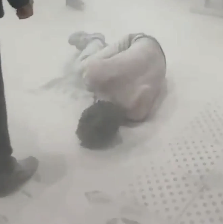 监控视频曝光！男子机场泼油自焚，下秒烧成“火人”嘶吼狂奔，乘客吓坏（视频/组图） - 3