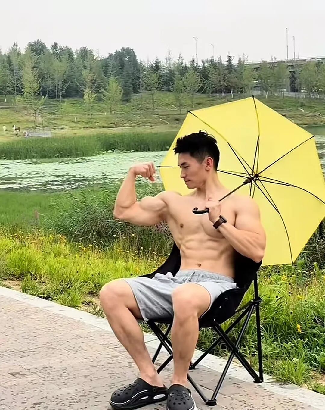 【帅哥】健身圈中肌肉最养眼的男人！他那八块腹肌与铠甲背，足够秒杀99%健身爱好者（组图） - 7