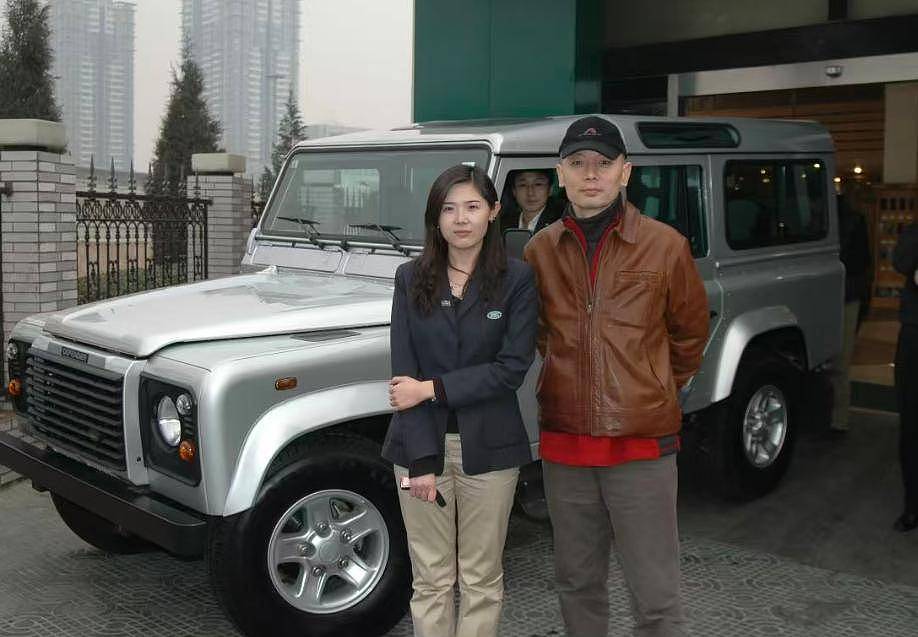 68岁葛优买80万越野车，与美女亲切合影，打扮年轻精神佳（组图） - 14