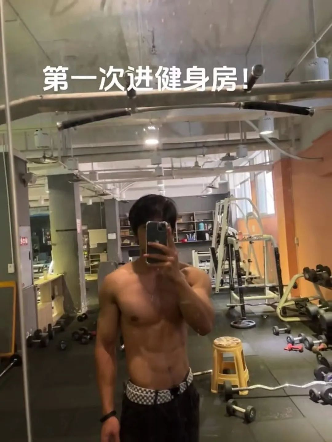 【帅哥】健身网红训练三年的变化!这狗熊背与狼人胸…遮不住的腱子肉呼之欲出(组图) - 2