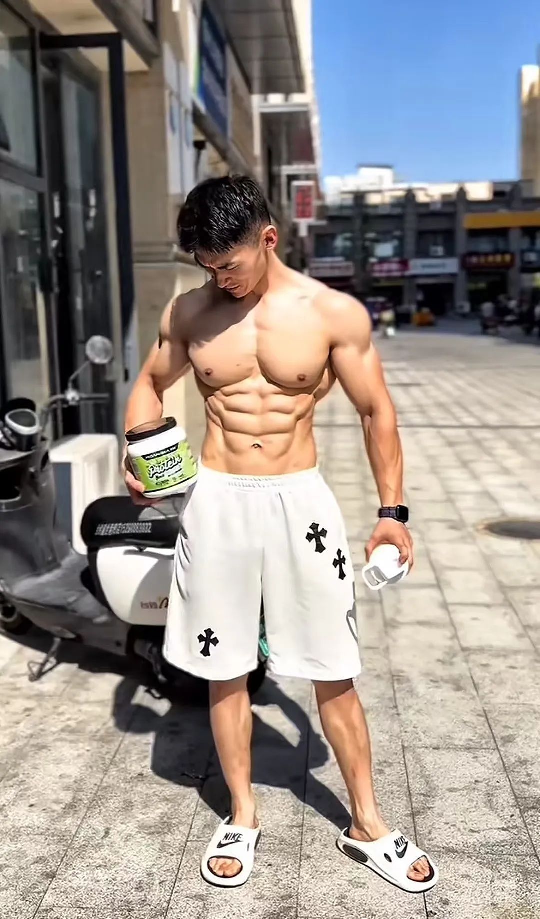 【帅哥】健身圈中肌肉最养眼的男人！他那八块腹肌与铠甲背，足够秒杀99%健身爱好者（组图） - 4