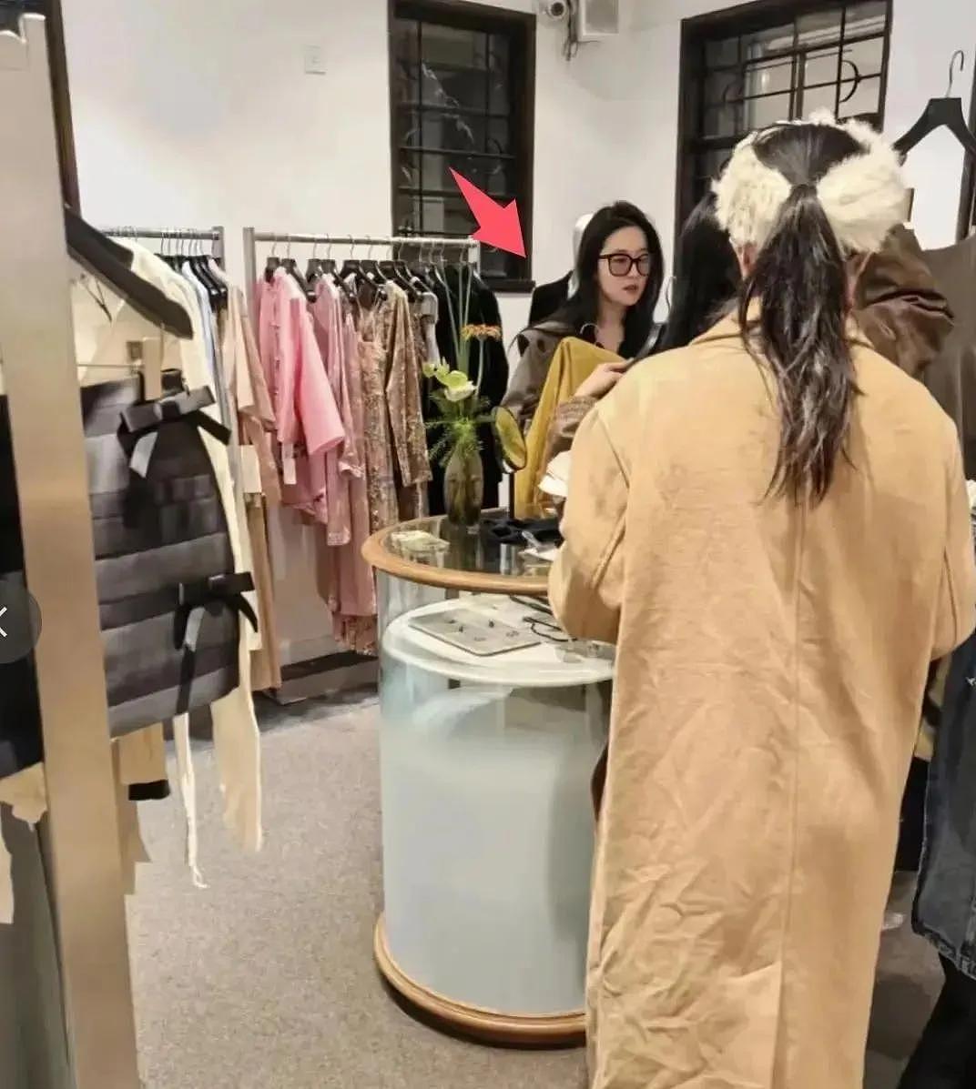38岁刘亦菲成都被偶遇：提着23万包包去买衣服，打扮慵懒美得有壁（组图） - 6