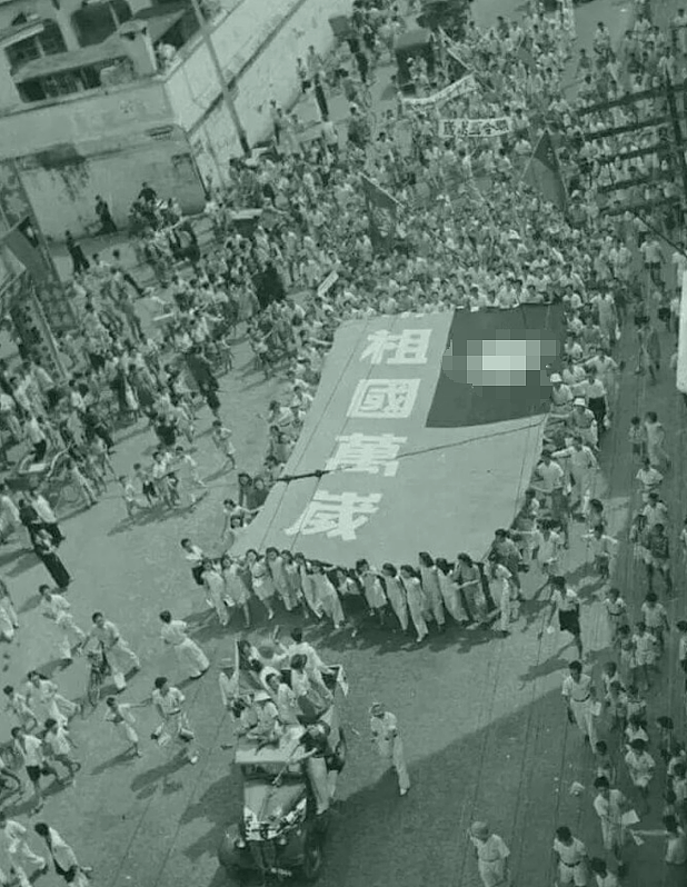 双手压裤线、立正挨训姿态…新加坡前总理李显龙获日本天皇绶章！网友怒批：勿忘历史（组图） - 23