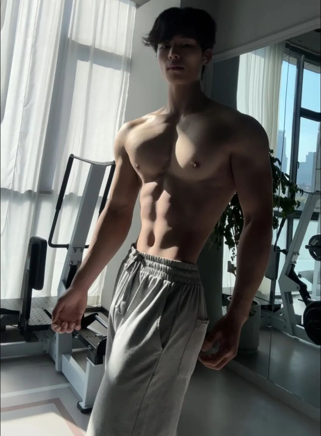 【帅哥】爆火推特的薄肌男神找到了!蕾丝绷带绑住腹肌超级诱惑,eating视角性感十足...(组图) - 8