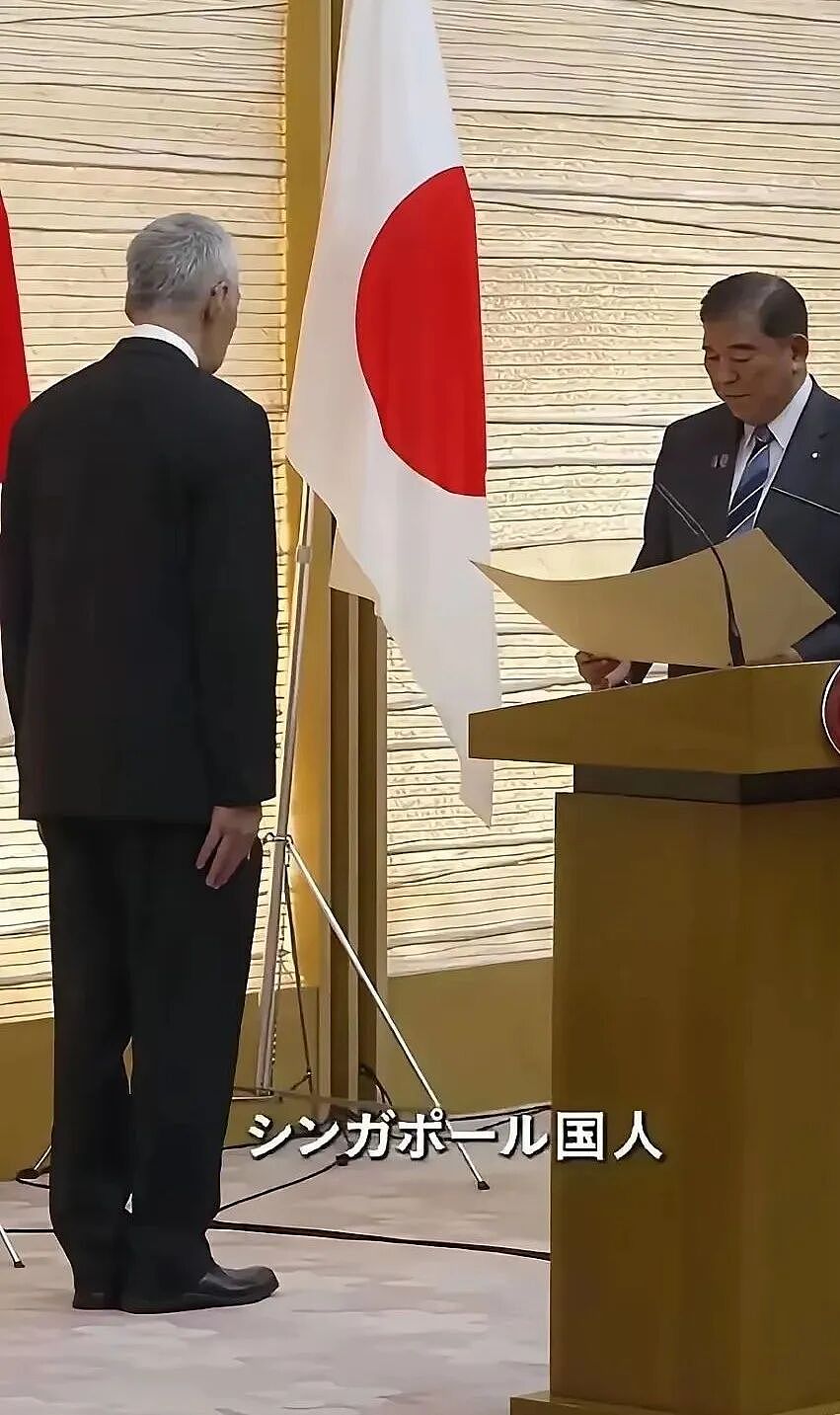 双手压裤线、立正挨训姿态…新加坡前总理李显龙获日本天皇绶章！网友怒批：勿忘历史（组图） - 2