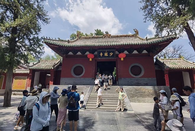 少林寺换住持32天:方丈室围挡拆除,高价香取消,数十名僧人离开(组图) - 2