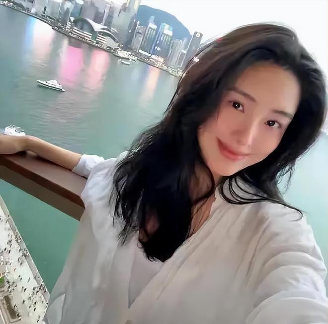 杨采钰破防回怼网友！被曝没领证给人当小老婆，本人反驳：离大谱（组图） - 9