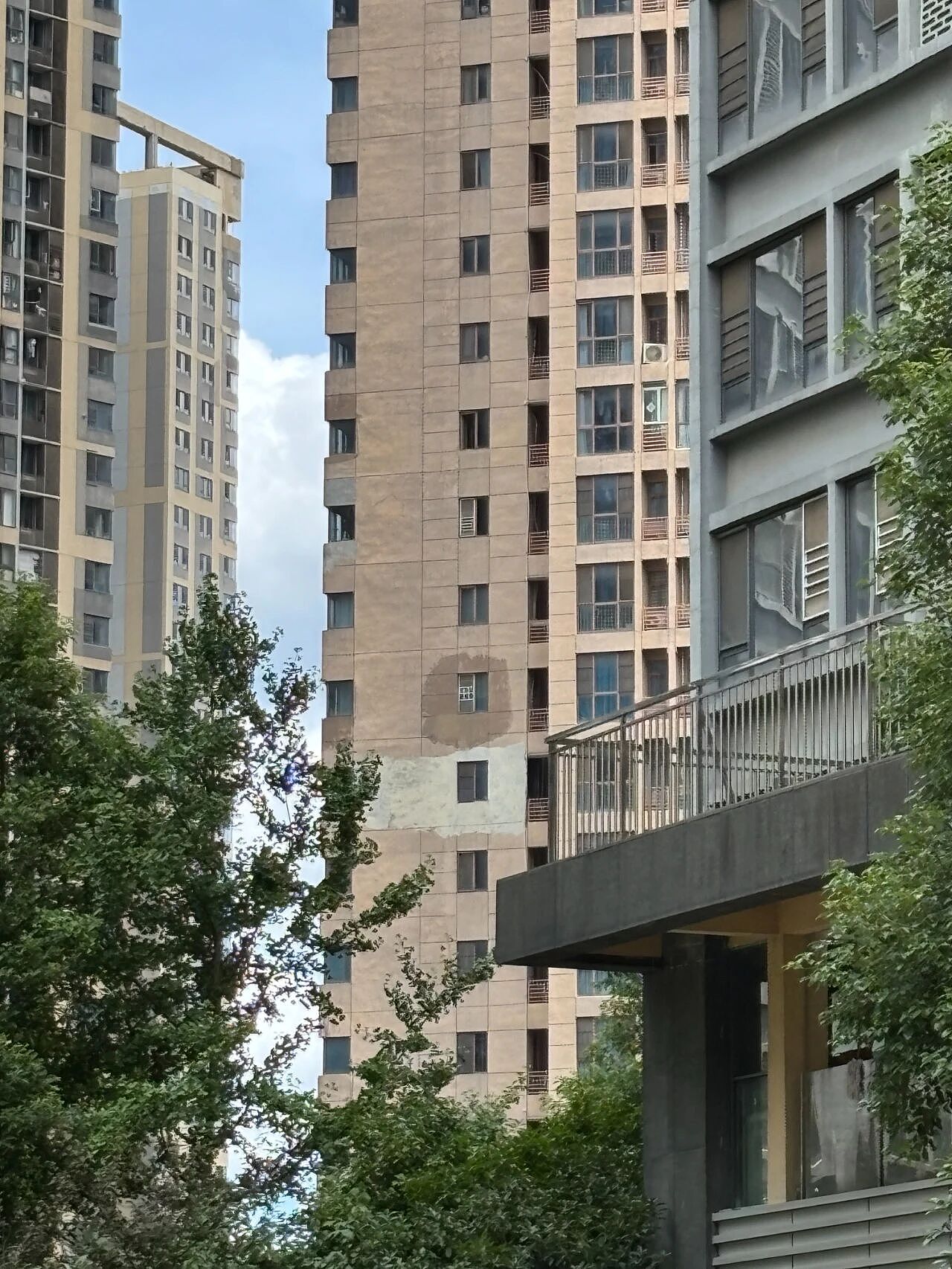20岁女孩被砸身亡：高层住宅外墙脱落管理之困（组图） - 6