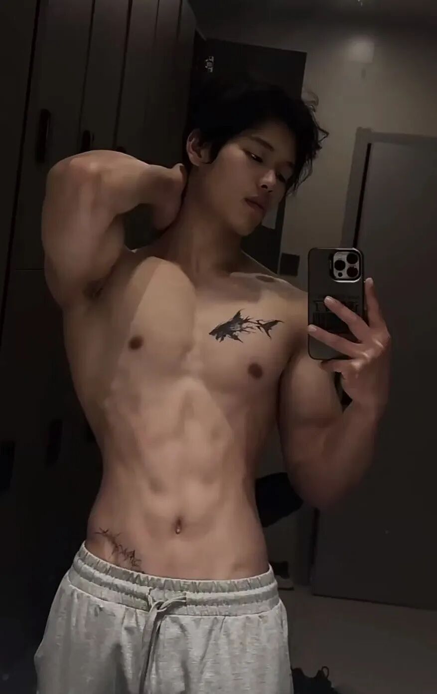 【帅哥】爆火推特的薄肌男神找到了!蕾丝绷带绑住腹肌超级诱惑,eating视角性感十足...(组图) - 3