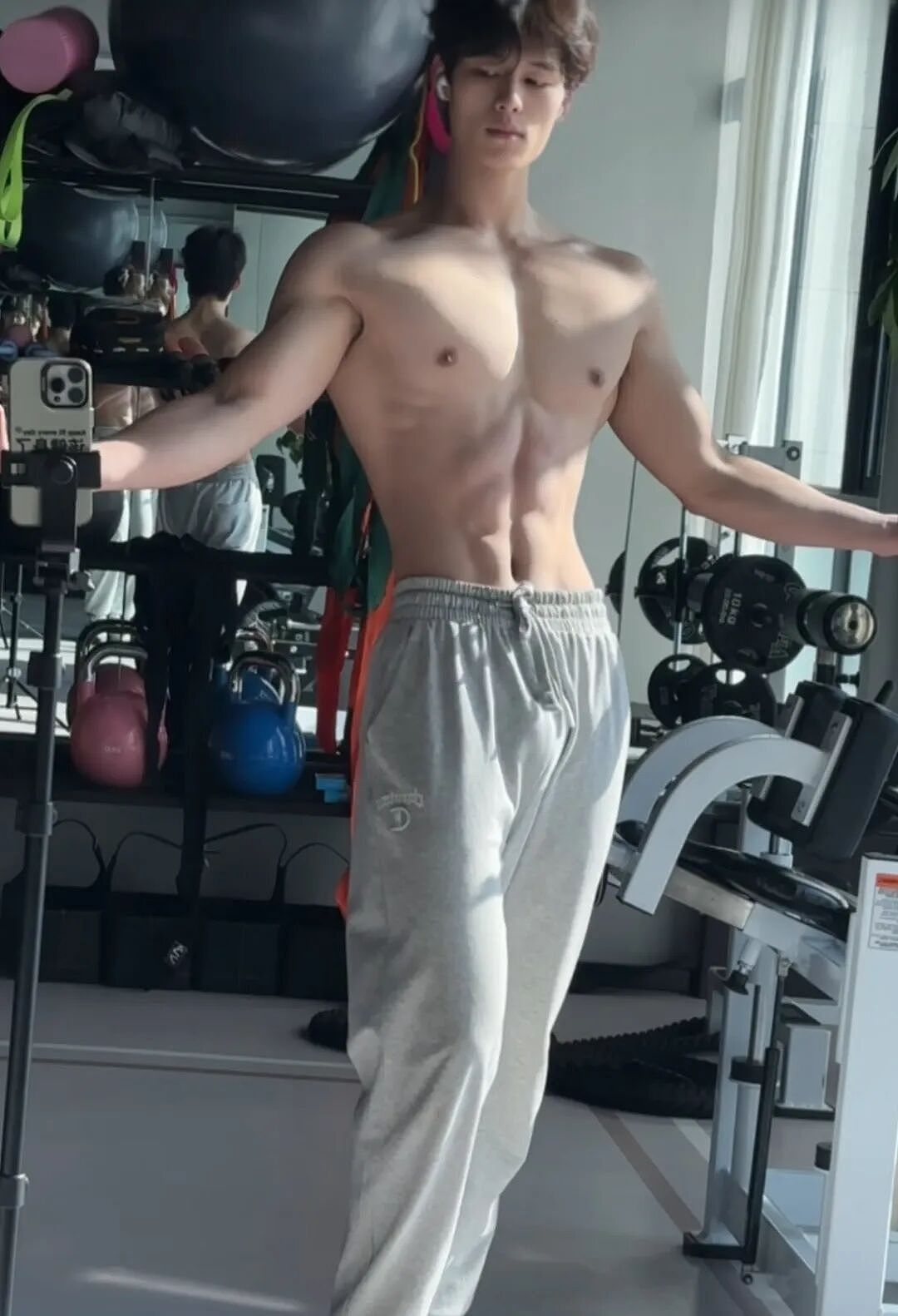 【帅哥】爆火推特的薄肌男神找到了!蕾丝绷带绑住腹肌超级诱惑,eating视角性感十足...(组图) - 5