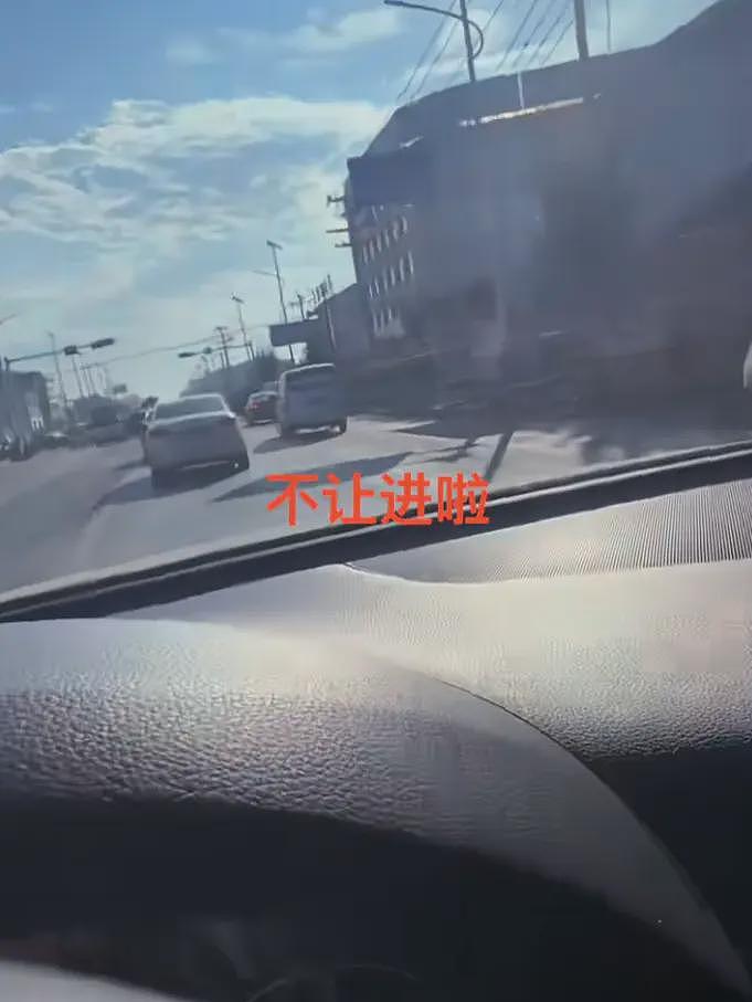孟村女子丧礼更多画面：白色棺木，弟弟瘫倒在地，婆家写4个大字（组图） - 7