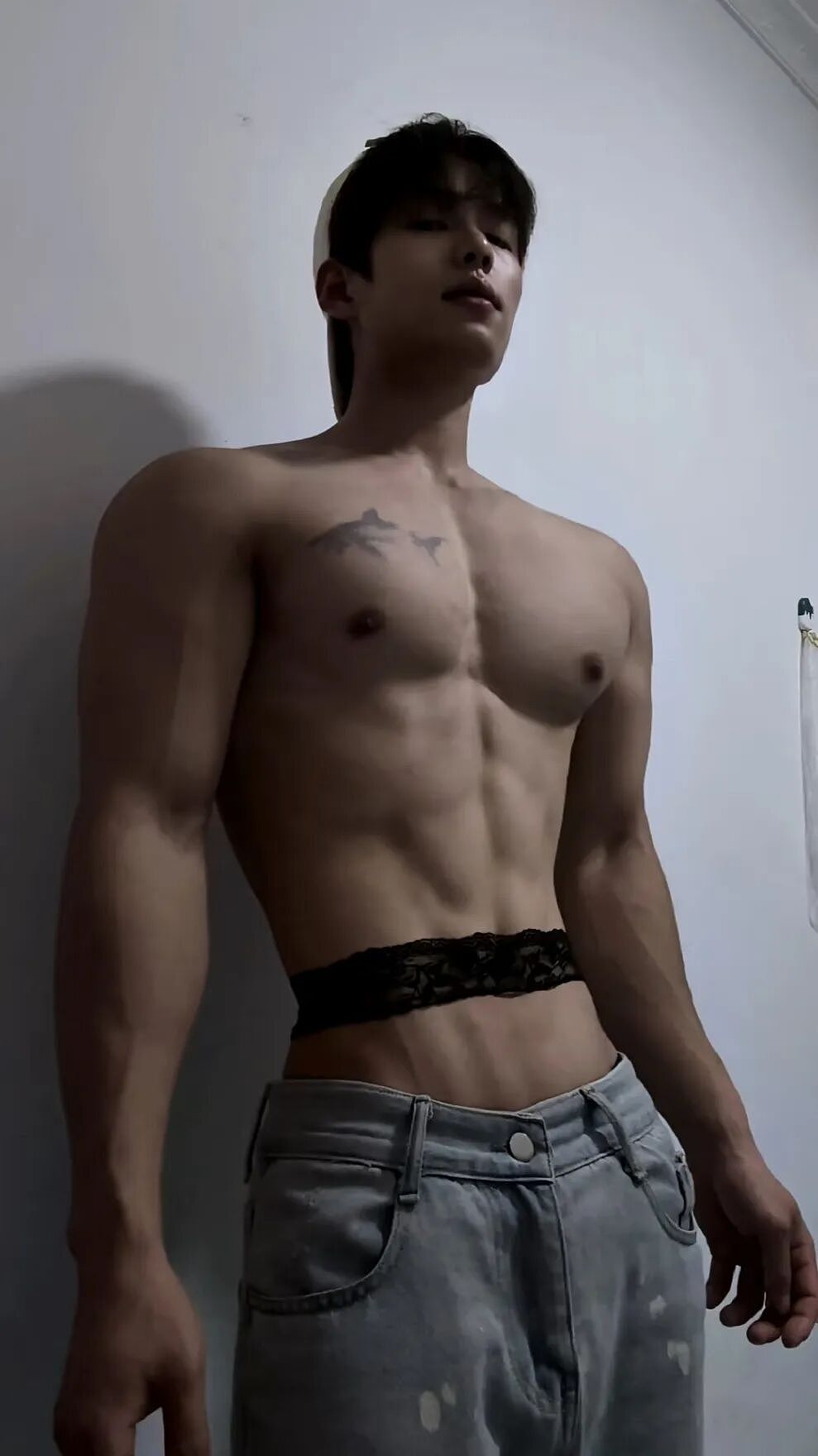【帅哥】爆火推特的薄肌男神找到了!蕾丝绷带绑住腹肌超级诱惑,eating视角性感十足...(组图) - 1