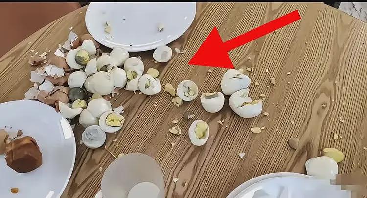 捏蛋女后续:同事发声,被他们一家缠上很麻烦,同村人曝更多黑料(组图) - 9