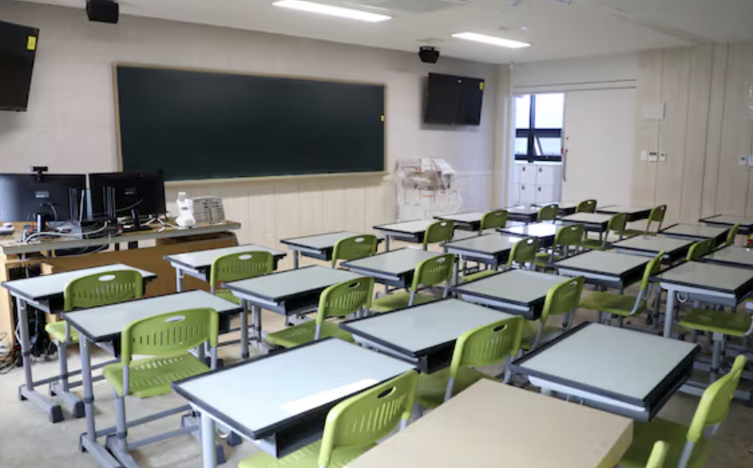 离谱！女子请病假躺平16年，照领800万工资，被抓还告政府，网友集体破防（组图） - 8