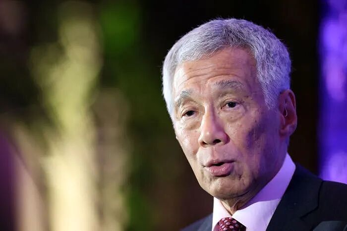 双手压裤线、立正挨训姿态…新加坡前总理李显龙获日本天皇绶章！网友怒批：勿忘历史（组图） - 24