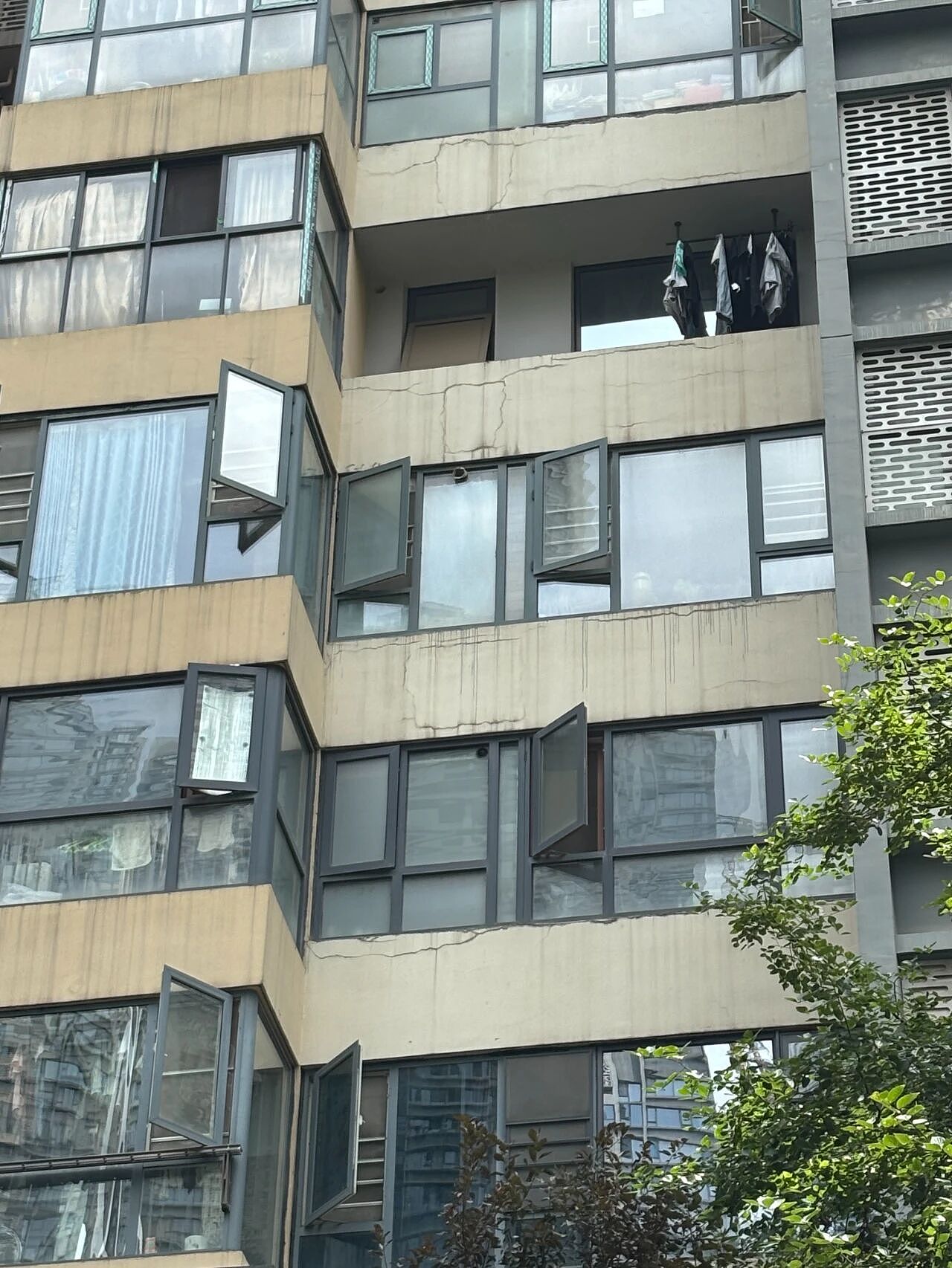 20岁女孩被砸身亡：高层住宅外墙脱落管理之困（组图） - 3
