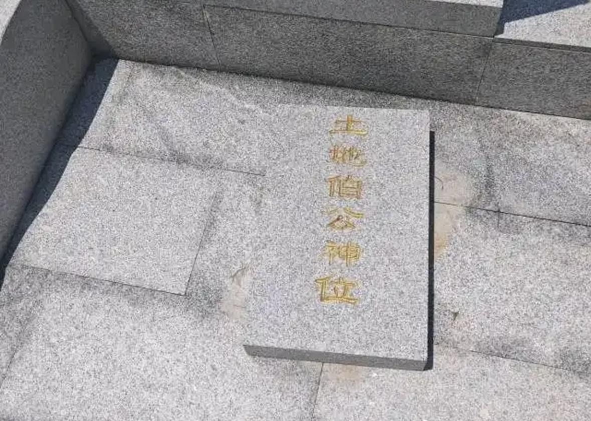 深圳龙岗有小区内被曝建坟墓，工人称为翻新土地庙，当局核查处置（组图） - 2