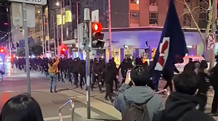 澳洲爆发“反移民游行”！华人关店避难，呼吁留学生“别出门”！“纳粹”横行墨尔本，澳政府谴责：“不接受！”（组图） - 16