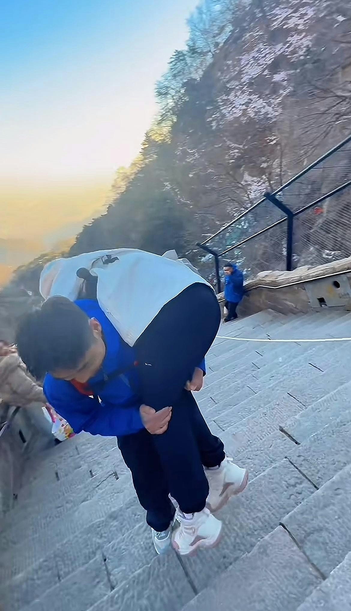 两女花3万请24名帅哥陪爬泰山！陪爬男：给她们搧风，逗她们开心（组图） - 2