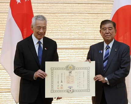 双手压裤线、立正挨训姿态…新加坡前总理李显龙获日本天皇绶章！网友怒批：勿忘历史（组图） - 3