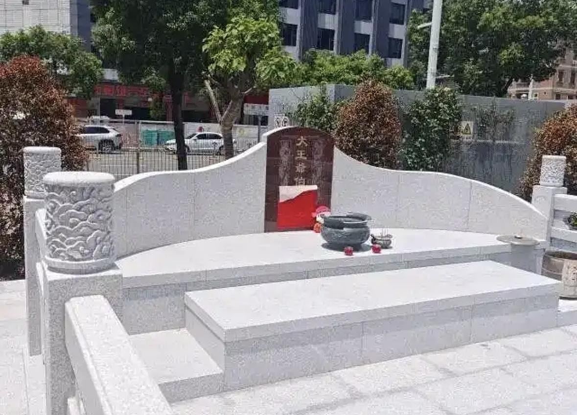深圳龙岗有小区内被曝建坟墓，工人称为翻新土地庙，当局核查处置（组图） - 1
