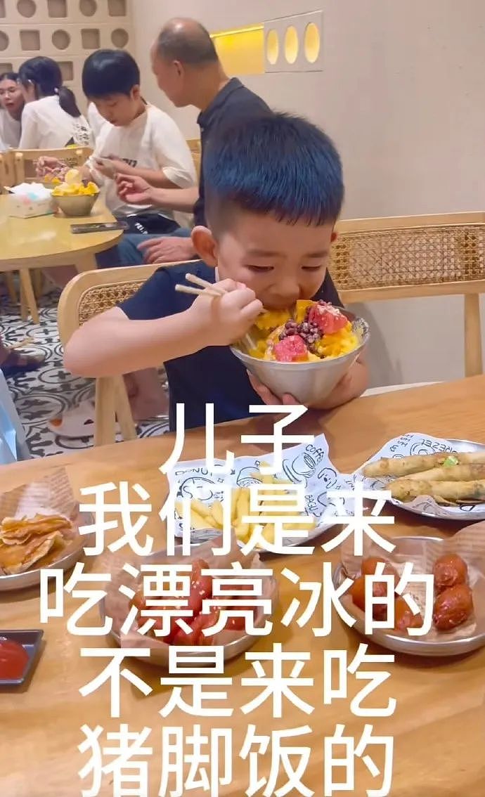 【爆笑】穿这种衣服出门真的不怕被收废品的收走吗？这不是“露点”的问题，露一整块啊...（组图） - 15
