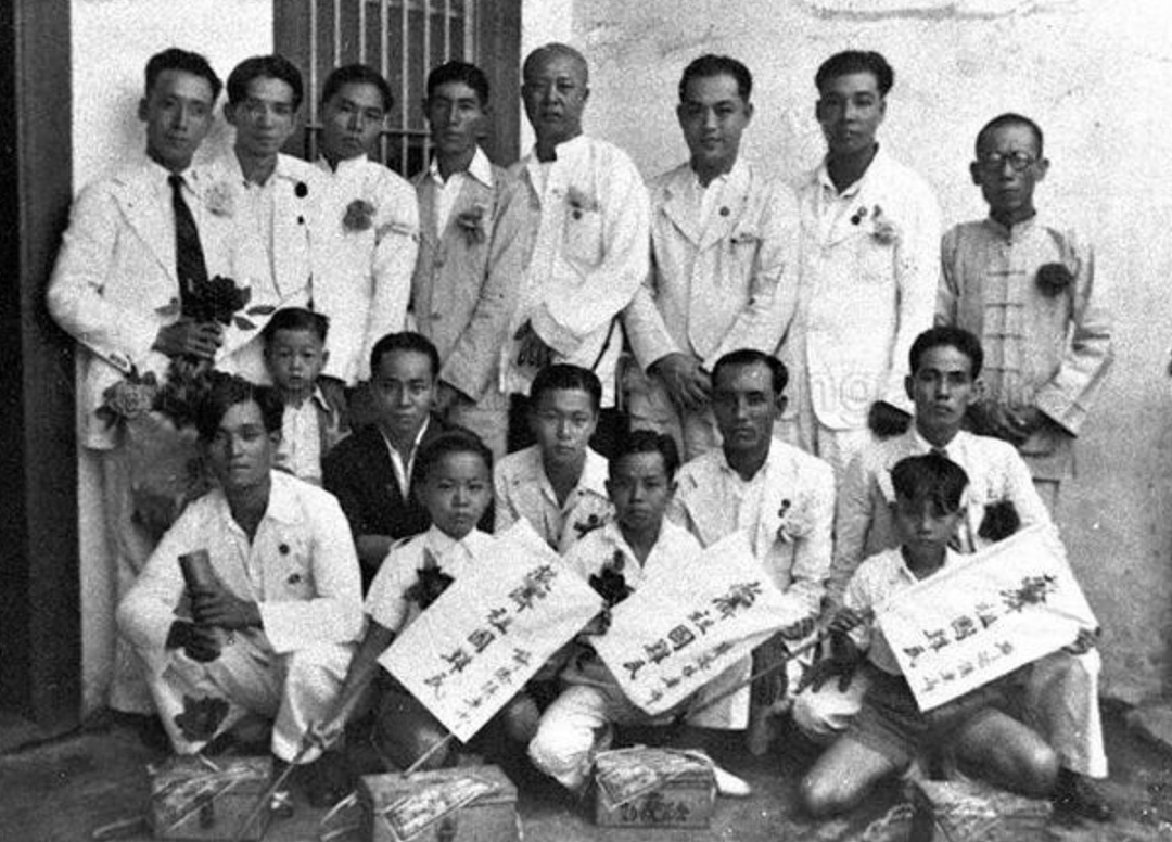双手压裤线、立正挨训姿态…新加坡前总理李显龙获日本天皇绶章！网友怒批：勿忘历史（组图） - 20