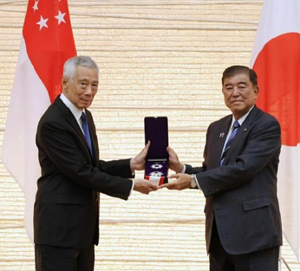 双手压裤线、立正挨训姿态…新加坡前总理李显龙获日本天皇绶章！网友怒批：勿忘历史（组图） - 4
