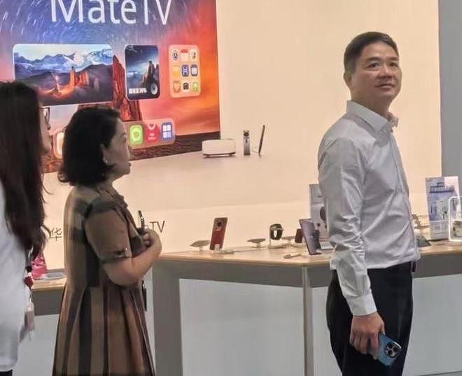 刘强东回老家，凌晨1点喝到脸通红，穿拖鞋做鬼脸，乡亲帮洗房子（组图） - 11