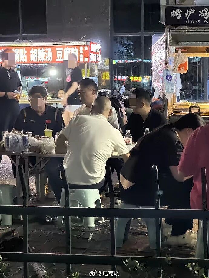 刘强东现身苏超支持宿迁队，拿着啤酒手舞足蹈，球迷称他开心得像个孩子（组图） - 3