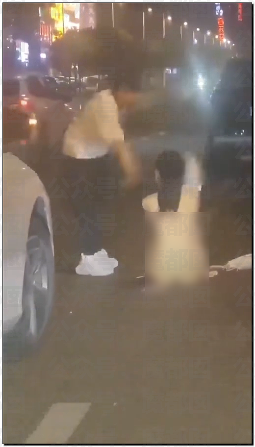 两名女同吵架疯传！超绝身材却一丝不挂坐地引发热议（组图） - 25