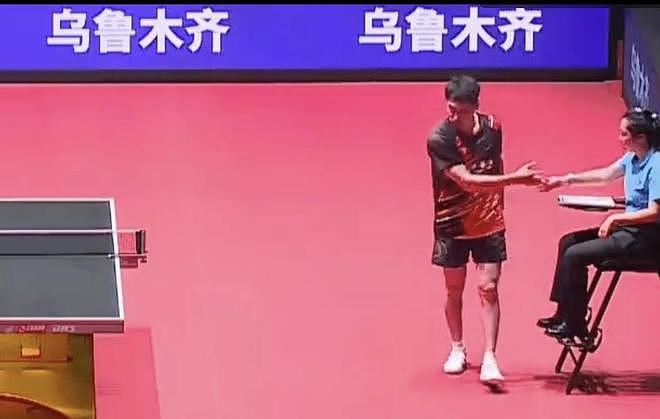 28岁国乒名将输球后摔球拍,不满女裁判判罚,没握手就走人!网友热议:输球又输人(组图) - 3