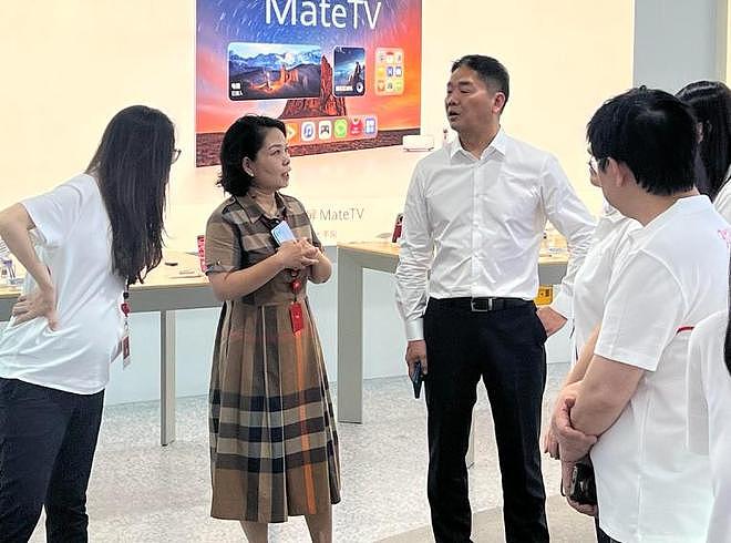 刘强东回老家，凌晨1点喝到脸通红，穿拖鞋做鬼脸，乡亲帮洗房子（组图） - 9