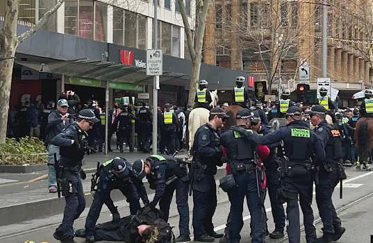 火爆！关店，不出门，华人们正好放个假，澳洲各大城市中心“反移民“大规模游行今天举行（组图） - 7
