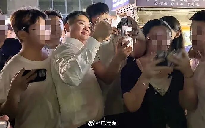 刘强东现身苏超支持宿迁队，拿着啤酒手舞足蹈，球迷称他开心得像个孩子（组图） - 4