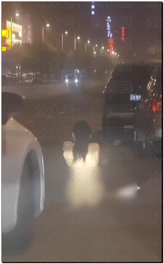 两名女同吵架疯传！超绝身材却一丝不挂坐地引发热议（组图） - 23